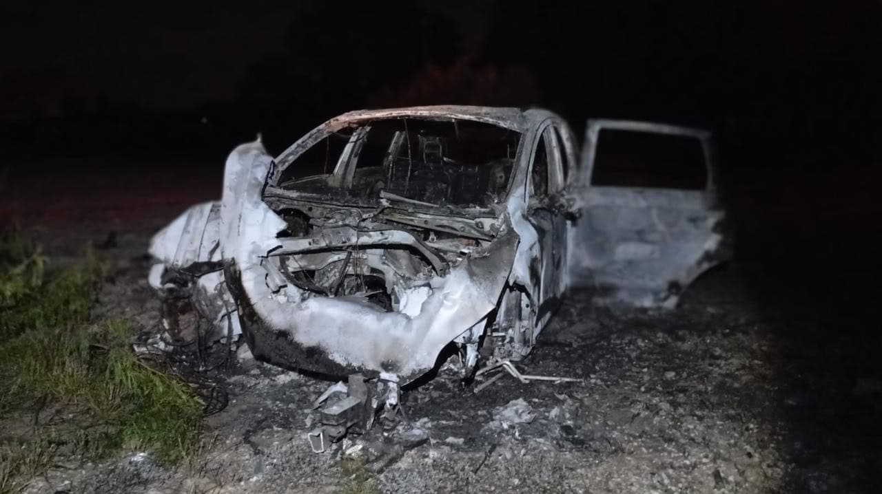 Arde vehículo tras choque en el ejido Santa María