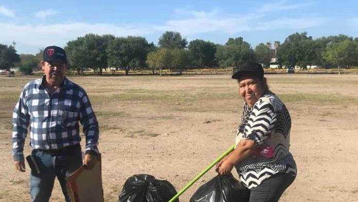 Brigada realiza limpieza en el parque Braulio Fernández Aguirre en Ciudad Acuña