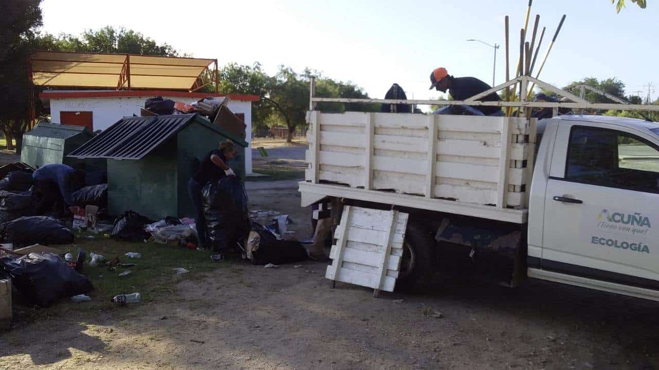 Brigada realiza limpieza en el parque Braulio Fernández Aguirre en Ciudad Acuña