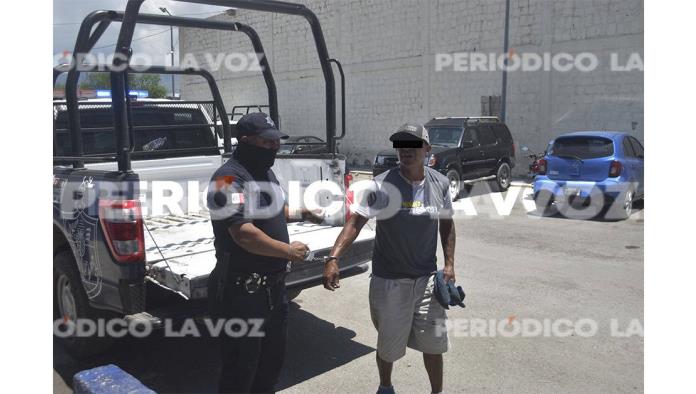 Agrede lavacoches a clientes de tienda