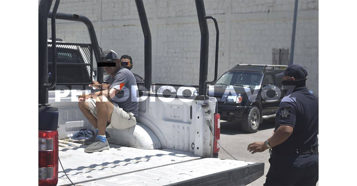 Agrede lavacoches a clientes de tienda