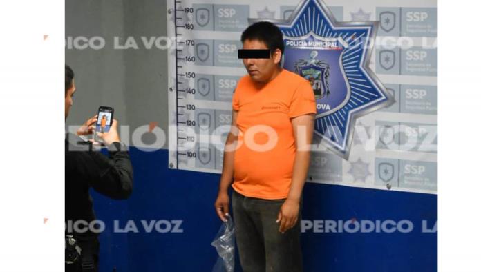 Acusan a morboso de fotografiar a jovencita 