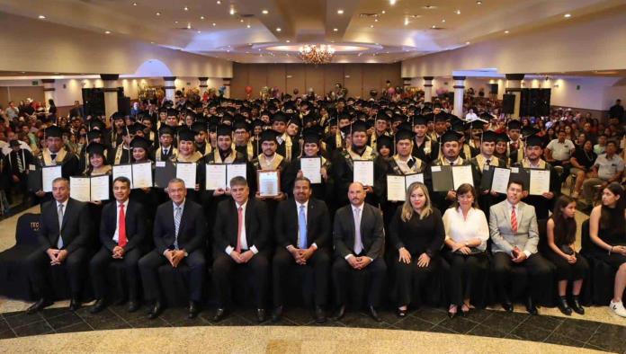 Gradúan más de 375 alumnos del Tecnológico de Acuña