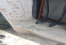 Exigen reparación de viviendas por colector en la CROC 2 