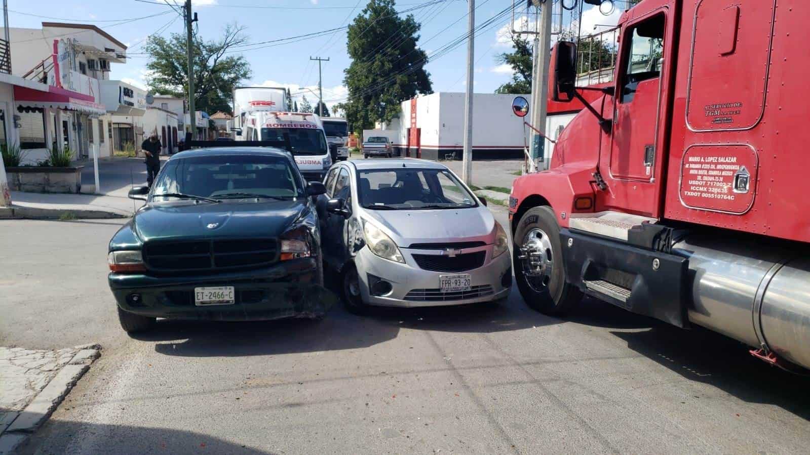 Choque entre camioneta y auto deja a conductor con crisis nerviosa en Morelos