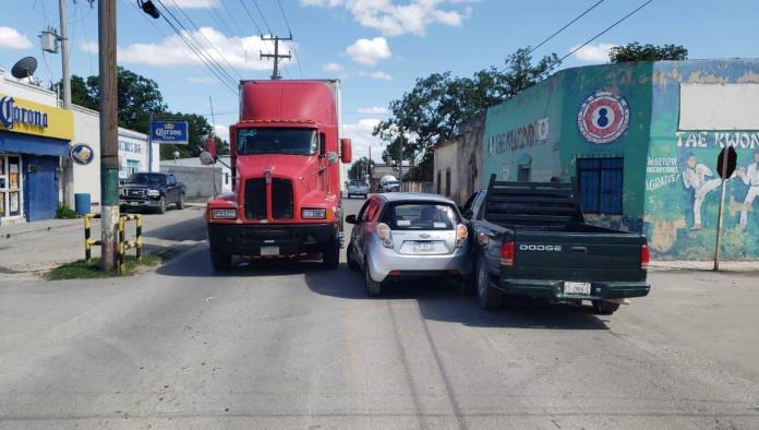 Choque entre camioneta y auto deja a conductor con crisis nerviosa en Morelos