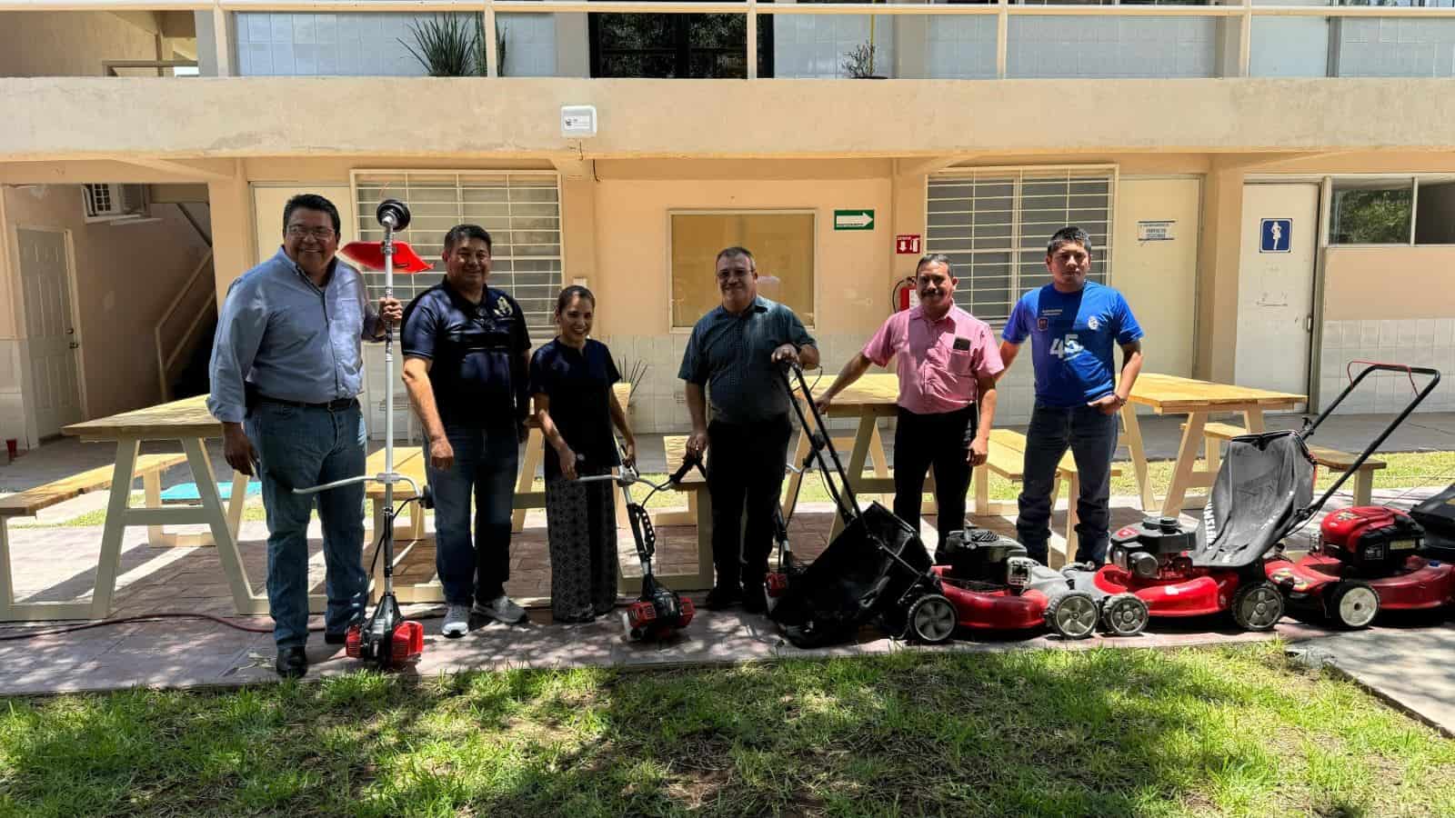 Entregan material a la Universidad Autónoma de Coahuila.