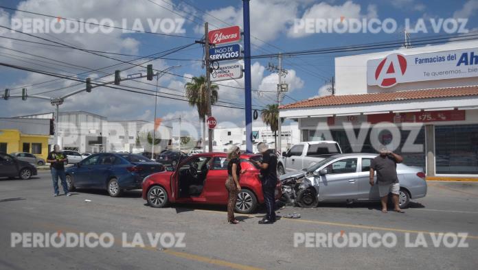 Lesiona a mujeres en fuerte choque