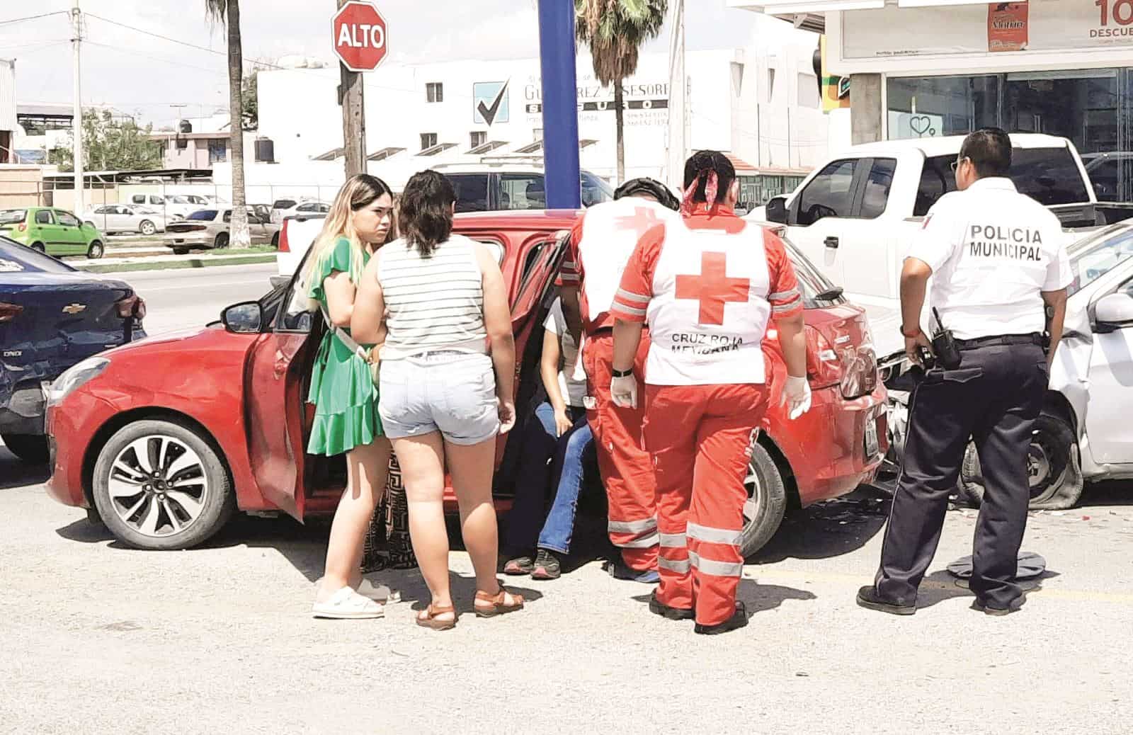 Lesiona a mujeres en fuerte choque