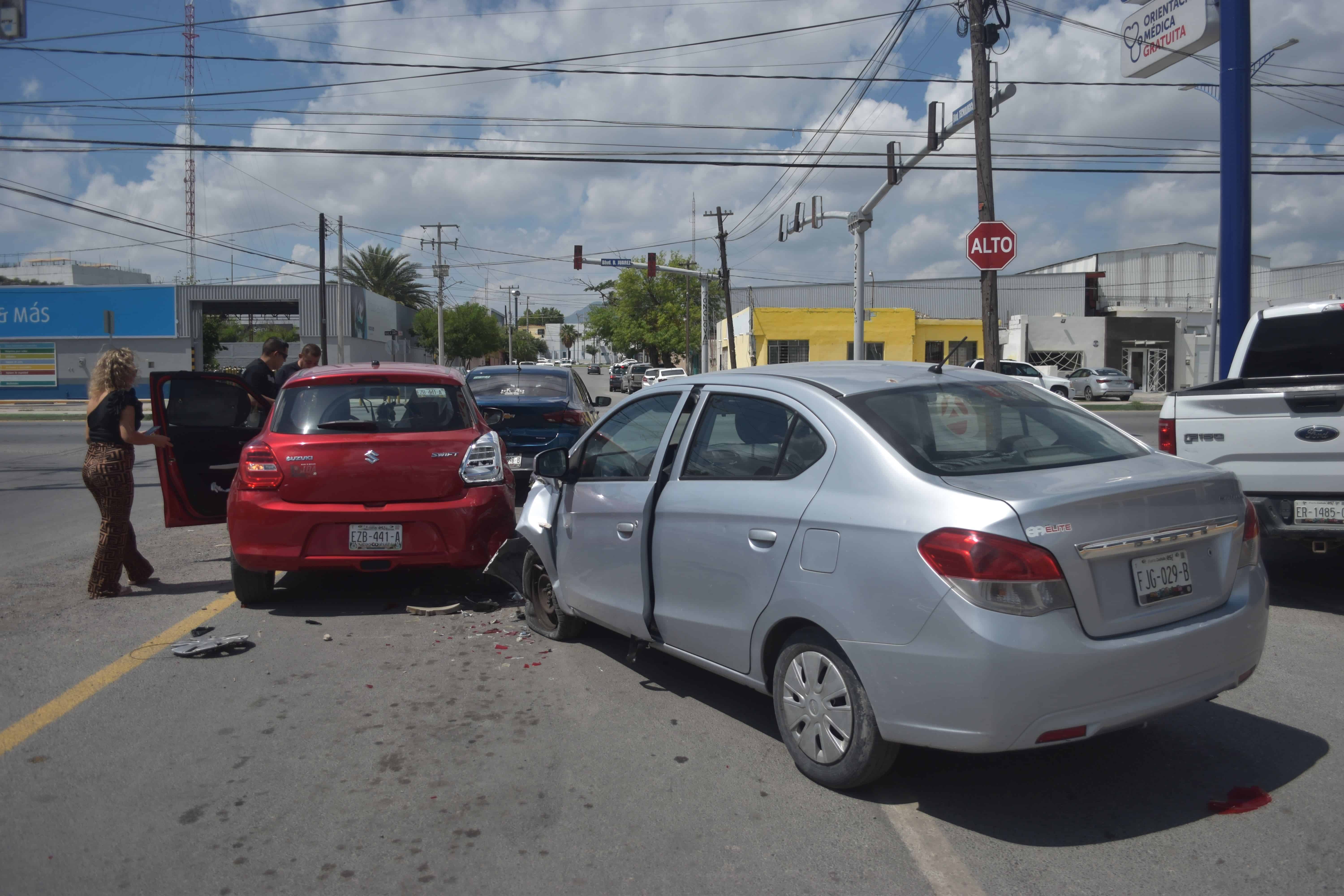 Lesiona a mujeres en fuerte choque
