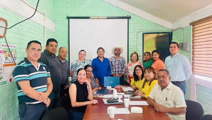 Se reúne Iván Ochoa con directores de escuelas para planificar el próximo ciclo escolar