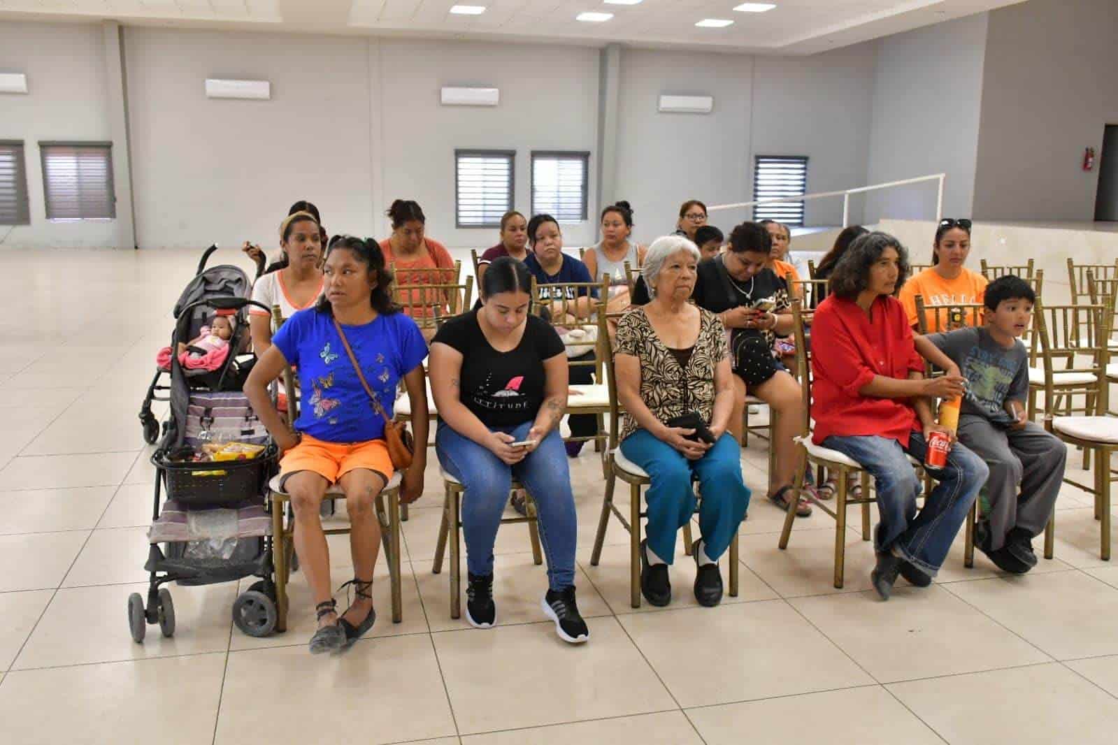 Entregan apoyo alimentario a madres solteras de Nava