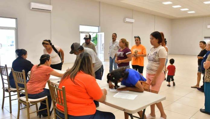 Entregan apoyo alimentario a madres solteras de Nava