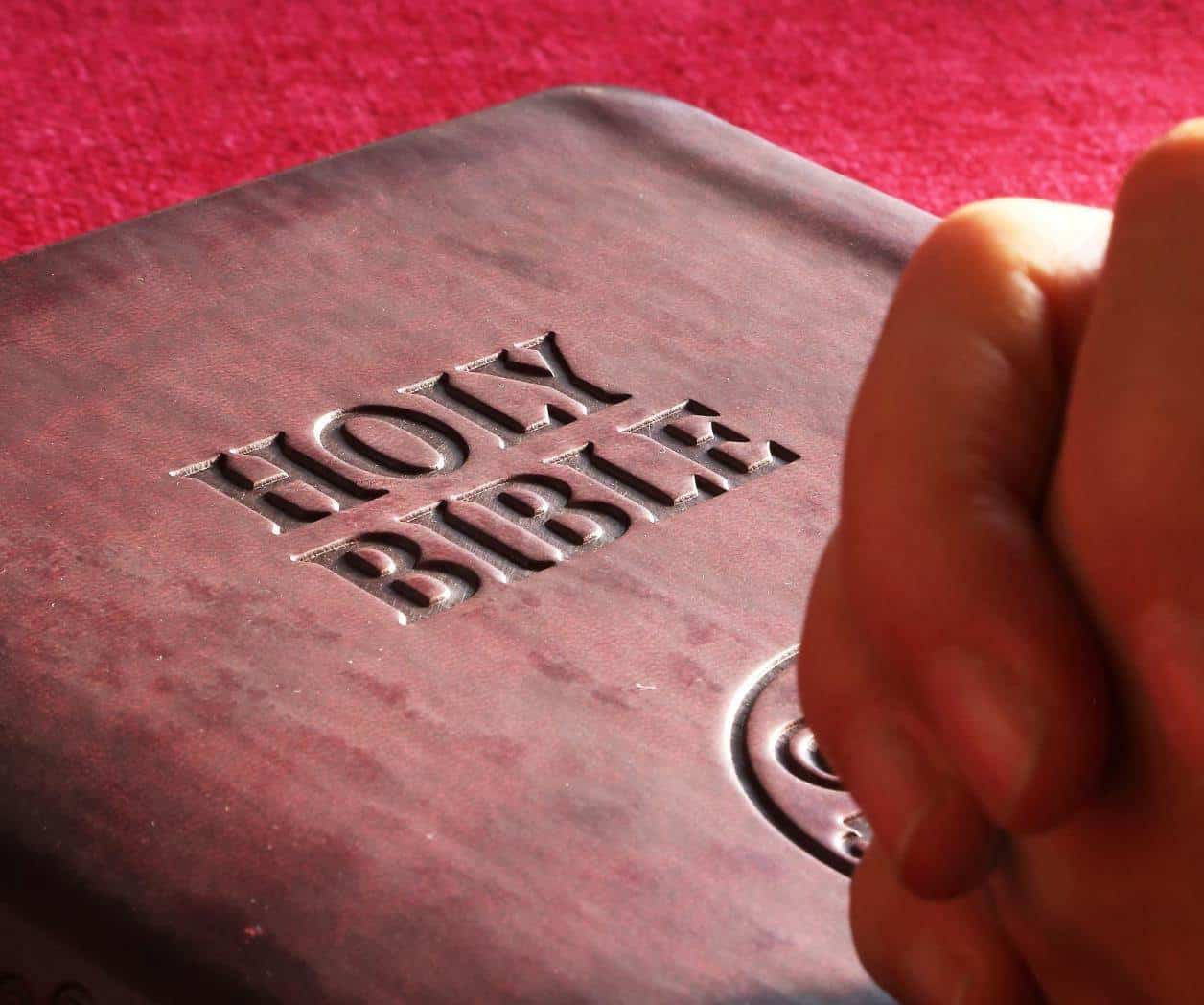 Oklahoma obliga a las escuelas a enseñar la biblia