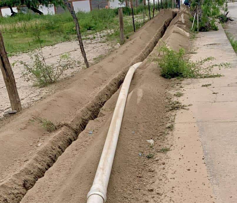 Mejoran suministro de agua potable en Allende con nueva tubería