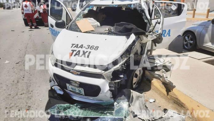 Colisiona taxi y camión