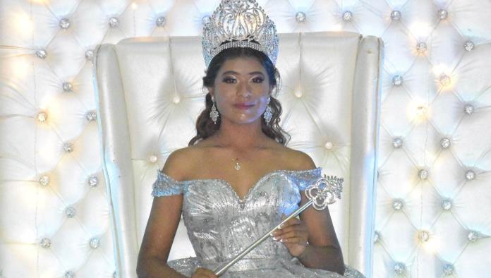 Coronan a Adriana 1ra Como la flor más bella del ejido