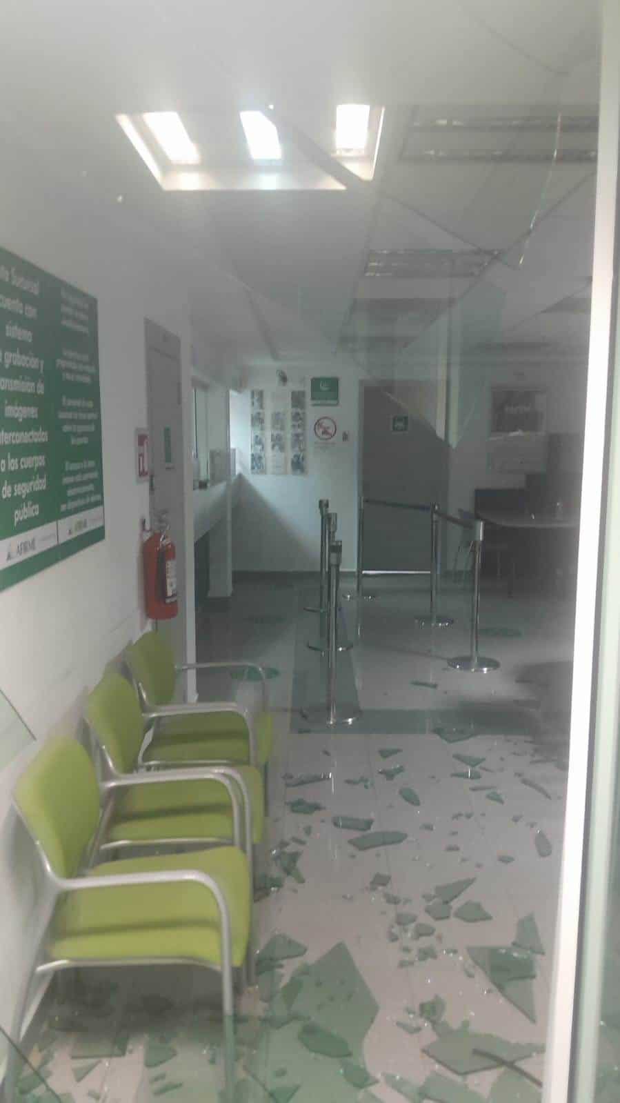 Causa destrozos menor en banco