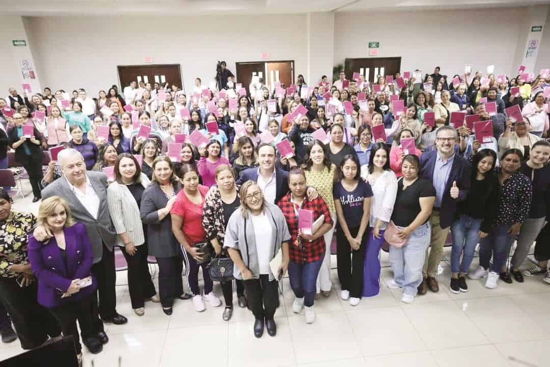 El Gobernador Manolo Jiménez junto a su esposa Paola Rodríguez, Presidenta honoraria de la oficina Inspira Coahuila entregaron su certificado de preparatoria a más de 500 mujeres que estudiaron en el sistema abierto.