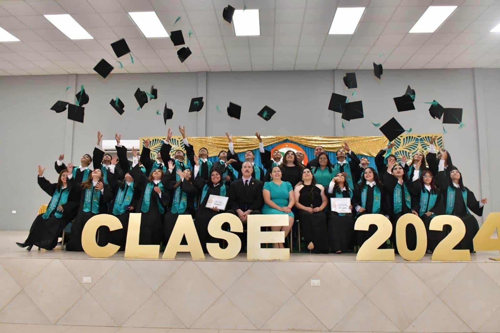 Pily Valenzuela amadrina a la Clase 2024 del CECyTE-EMSaD en Nava