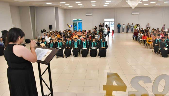 Pily Valenzuela amadrina a la Clase 2024 del CECyTE-EMSaD en Nava