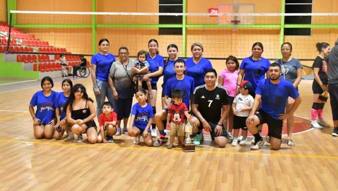 La Colonia Bravo se corona en la final de la Liga de Vóleibol Mixto del municipio de Nava