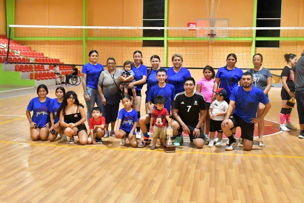 La Colonia Bravo se corona en la final de la Liga de Vóleibol Mixto del municipio de Nava