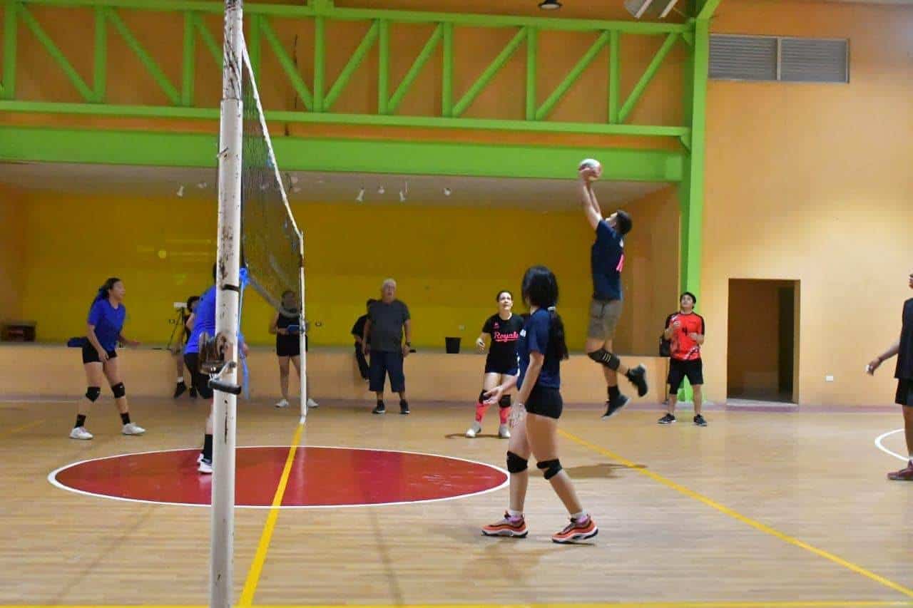 La Colonia Bravo se corona en la final de la Liga de Vóleibol Mixto del municipio de Nava