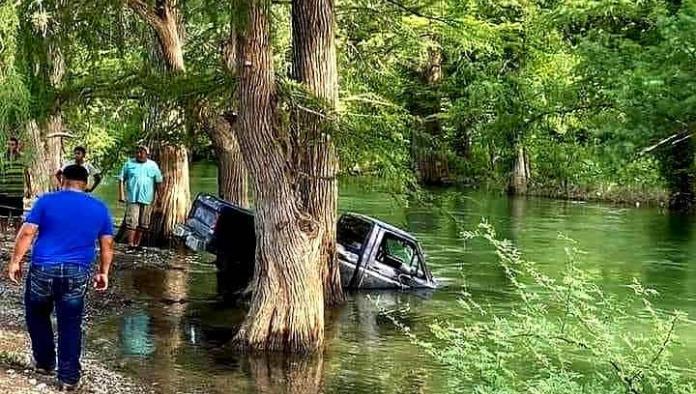 Cae camioneta en el Río en Puente Quebrado en Santa María