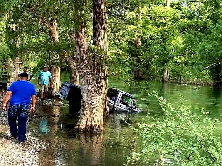 Cae camioneta en el Río en Puente Quebrado en Santa María