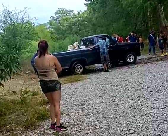 Cae camioneta en el Río en Puente Quebrado en Santa María