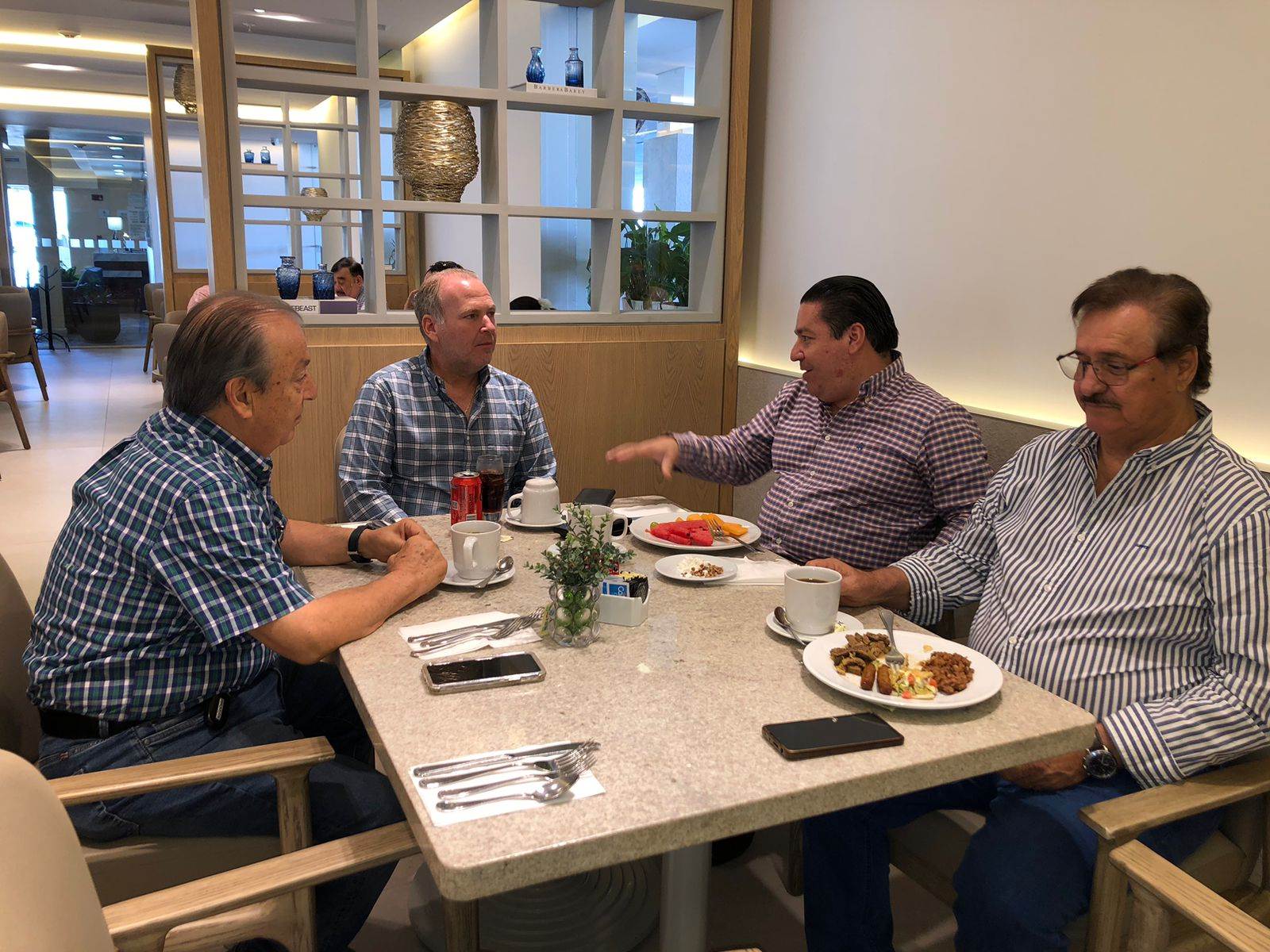 Integrantes de la Iniciativa Privada se reunieron con el diputado federal electo Theo Kalionchis.