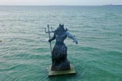 Yucatecos piden retirar estatua de Poseidón por temor a lluvias