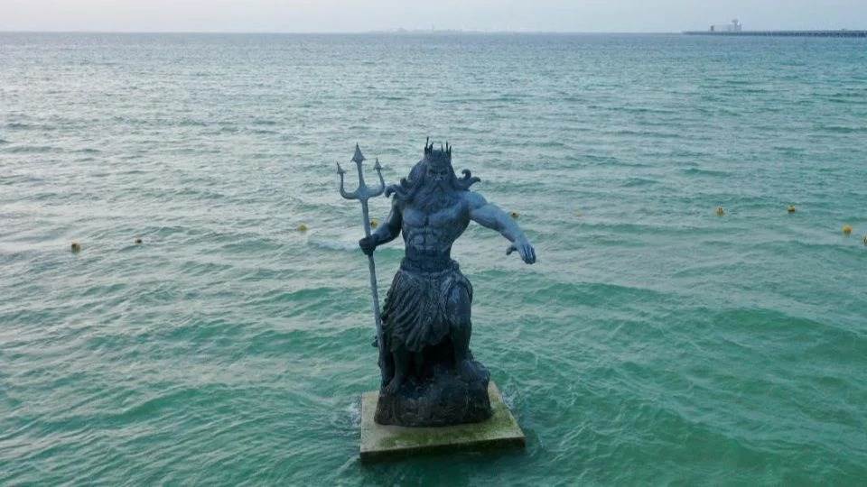 Yucatecos piden retirar estatua de Poseidón por temor a lluvias