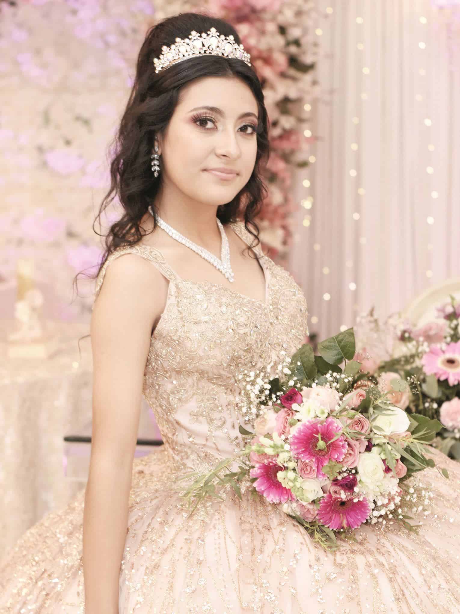 Michelle Monserrat celebró sus XV años.