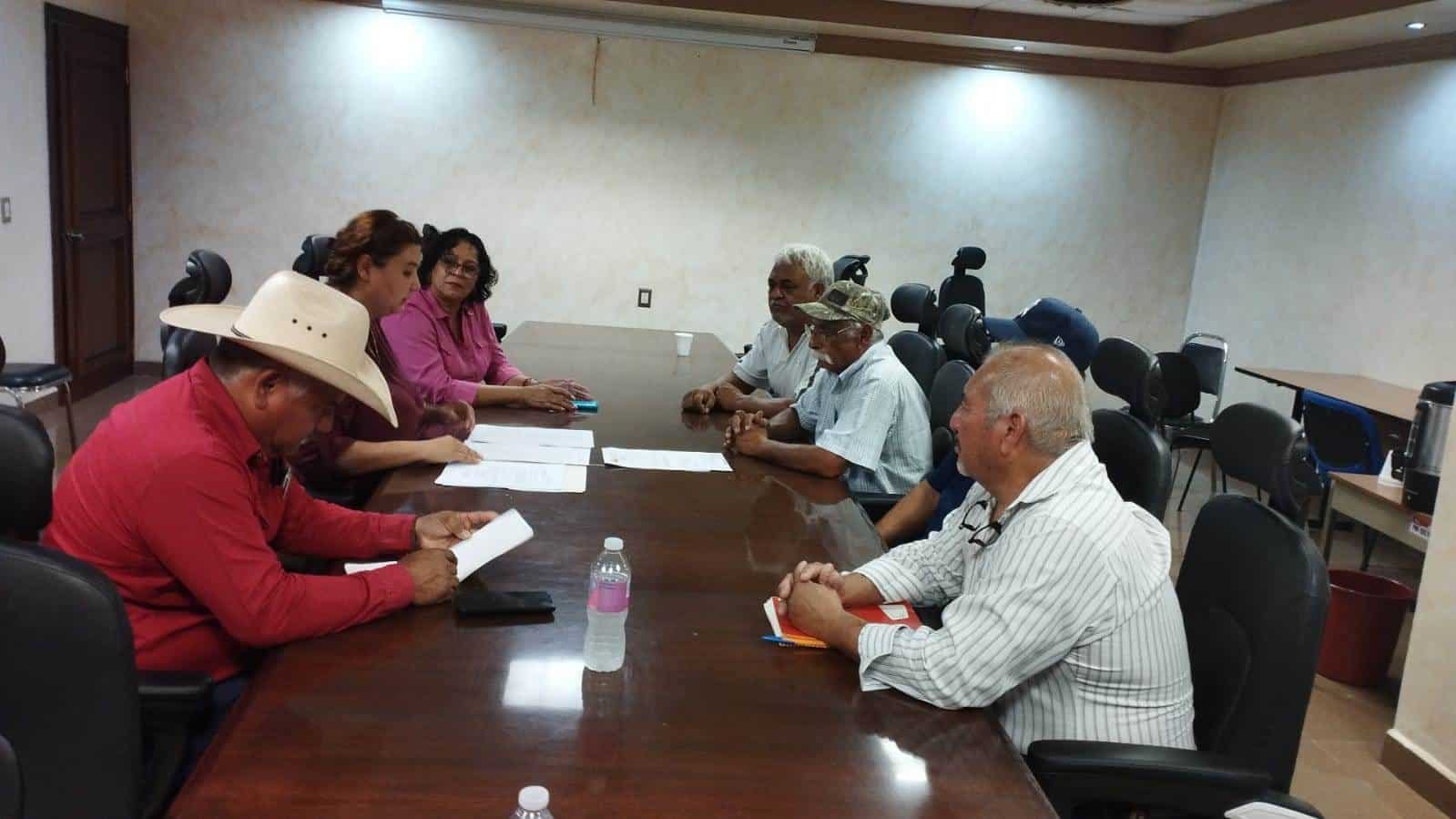 Ejidatarios del 8 de enero sostuvieron una reunión con autoridades municipales para ver lo relacionado a la cesión de derechos del predio donde se construyó la preparatoria.