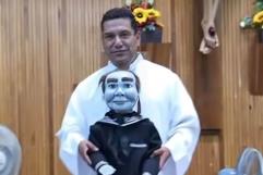 Sacerdote lleva muñeco ´poseído´ a sus misas en Saltillo