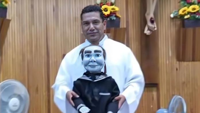 Sacerdote lleva muñeco ‘poseído’ a sus misas en Saltillo