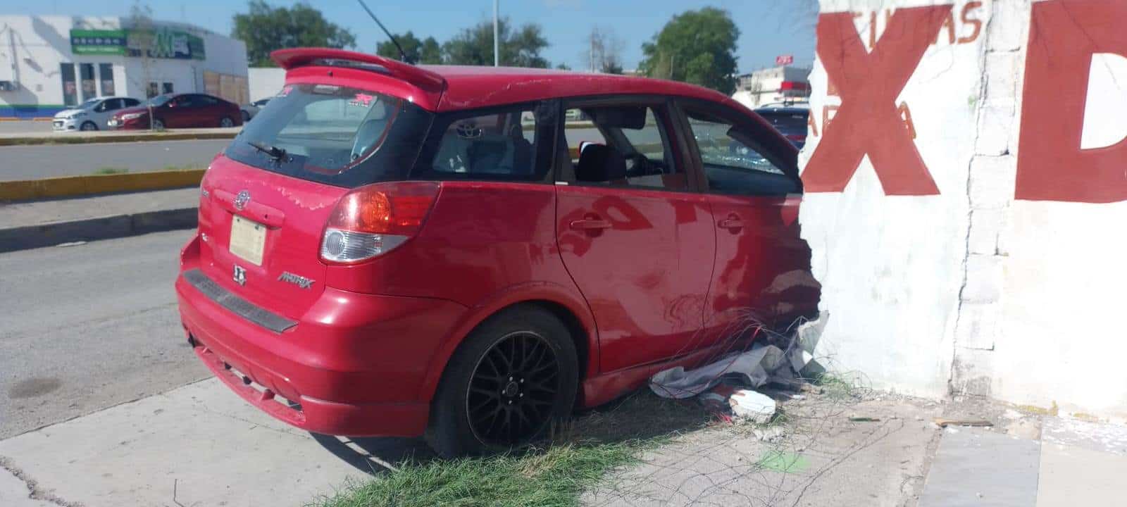 Durmió al volante; impactó una barda