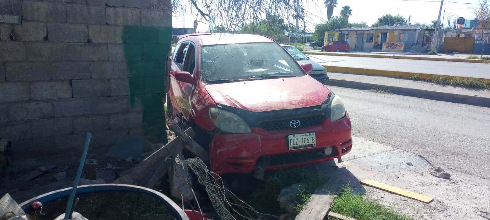 Durmió al volante; impactó una barda