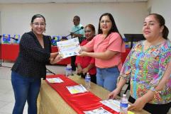 Asiste Pily Valenzuela a clausura de cursos de la Casa de la Cultura en Nava