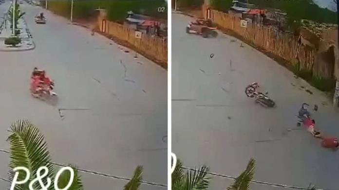 Adolescente en raizer impacta a moto donde viajaba familia