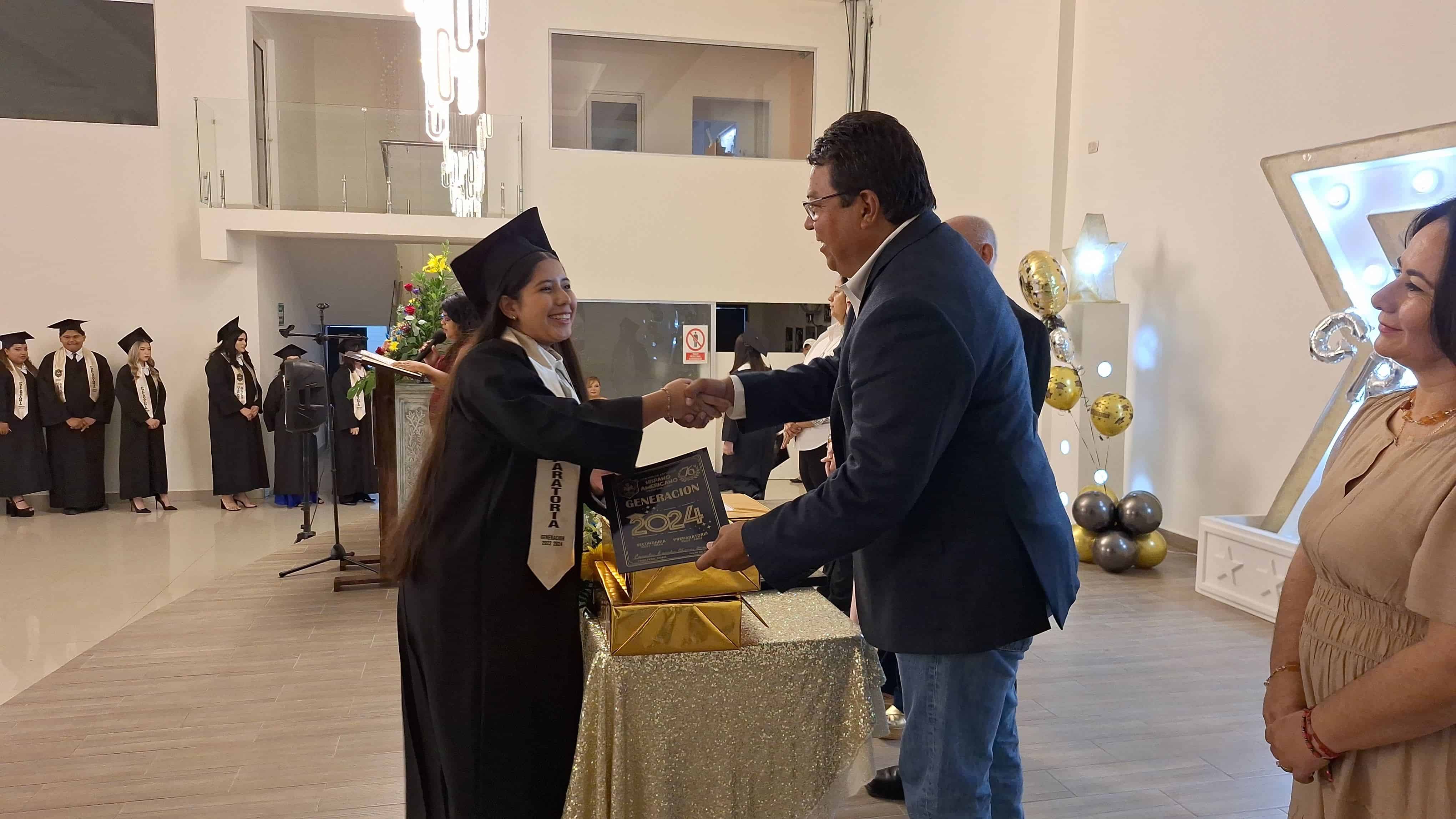 Acude Alcalde a graduación del Hispano
