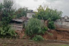 En riesgo viviendas por deslave en arroyo