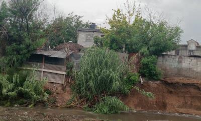 En riesgo viviendas por deslave en arroyo