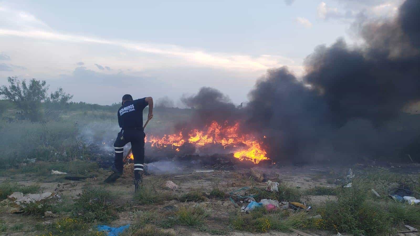 Fuerte Incendio en El Sector Sanitario en Sabinas