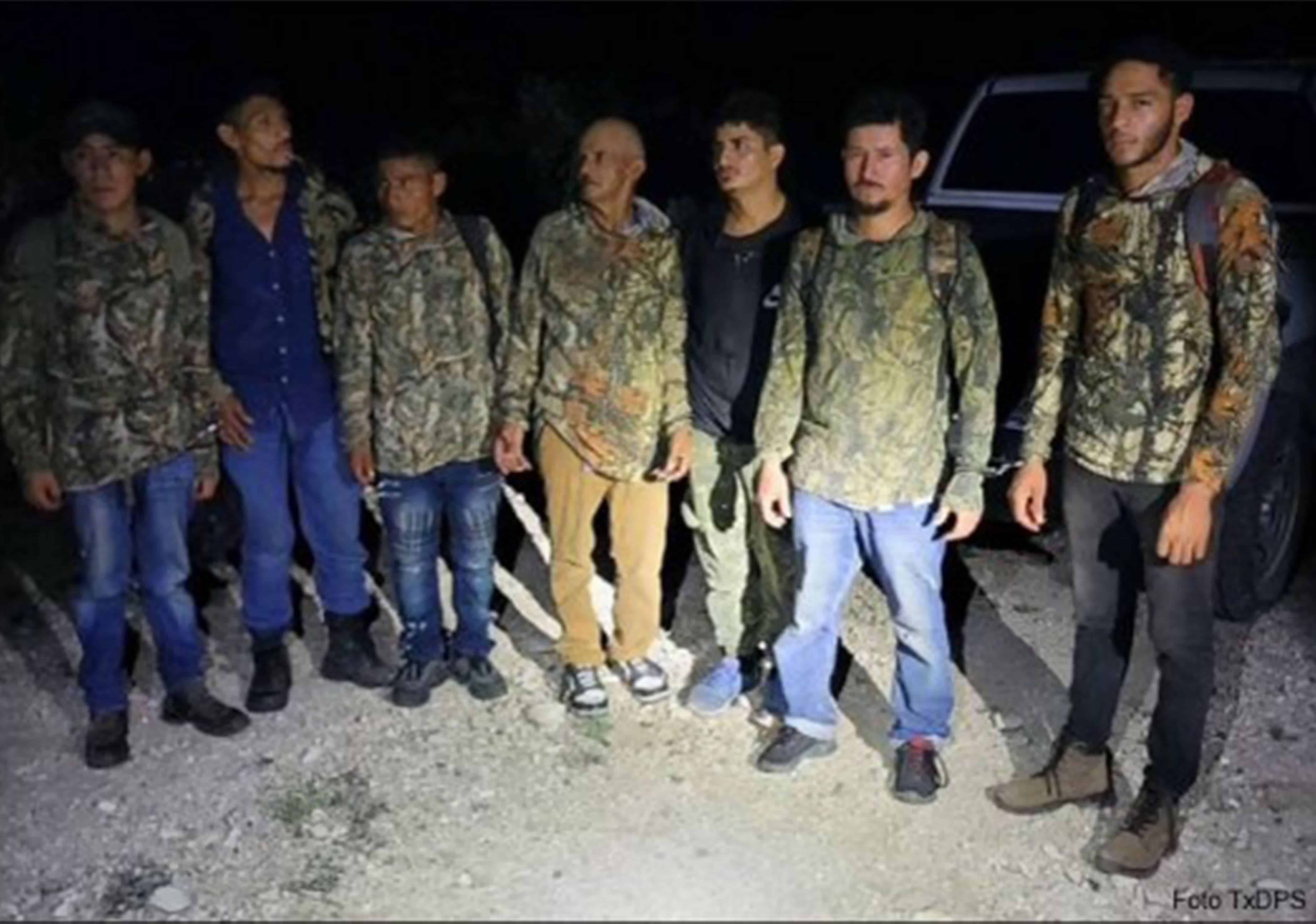 Capturan a 7 migrantes vestidos de camuflaje en rancho de Texas