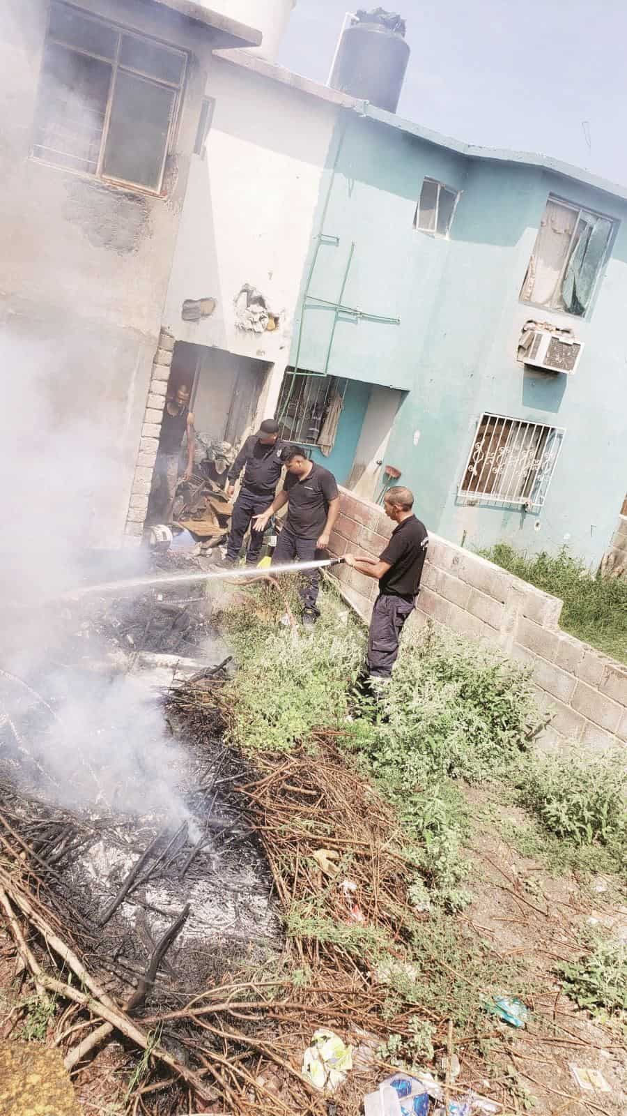 Quemaba basura dentro de su patio