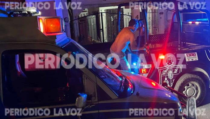 Cegado por celos ataca a su mujer