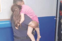 Vagaba niña de 3 años en la calle